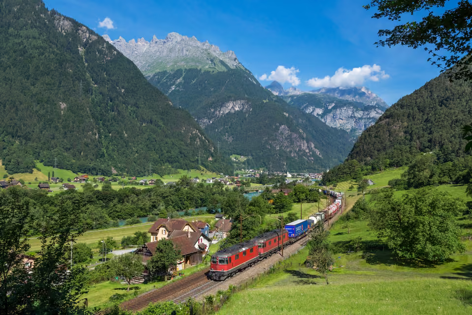 Un train de fret intermodal près d’Erstfeld, sur la ligne du Gothard.